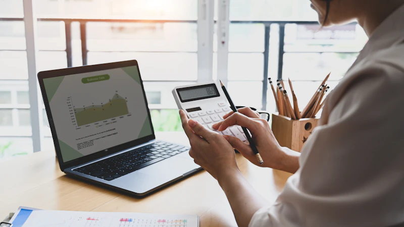accountant reviewing financial report artific em Cuiabá - Sistema de gestão e automação comercial MAXDATA CBA