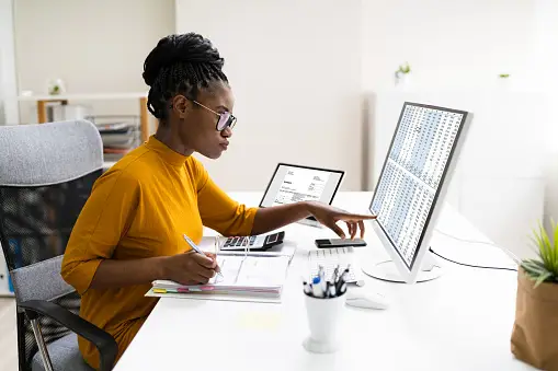 'accountant using AI software', 'financial an em Cuiabá - Sistema de gestão e automação comercial MAXDATA CBA