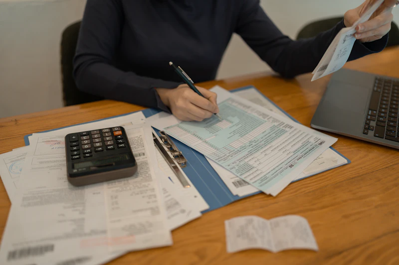 tax papers laptop, supermarket shelf, financi em Cuiabá - Sistema de gestão e automação comercial MAXDATA CBA